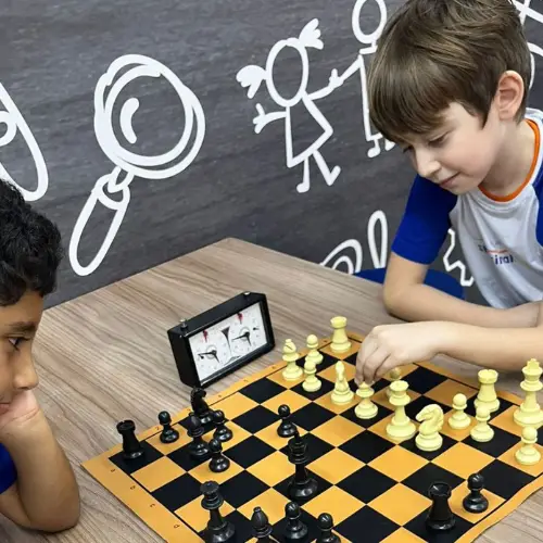 Xadrez e atividades extras que desafiam a mente e preparam para o futuro.